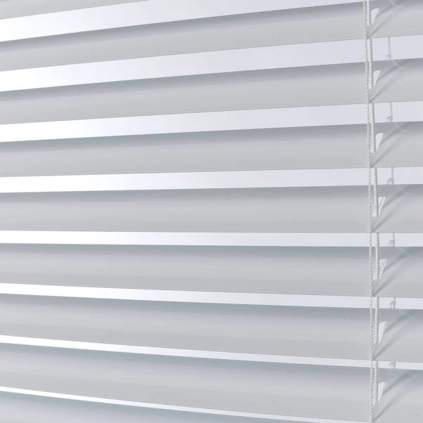 Dunelm White Aluminium Venetian Blind 25mm Slats 4 Dunelm White Aluminium Venetian Blind 25mm Slats - Image 2
